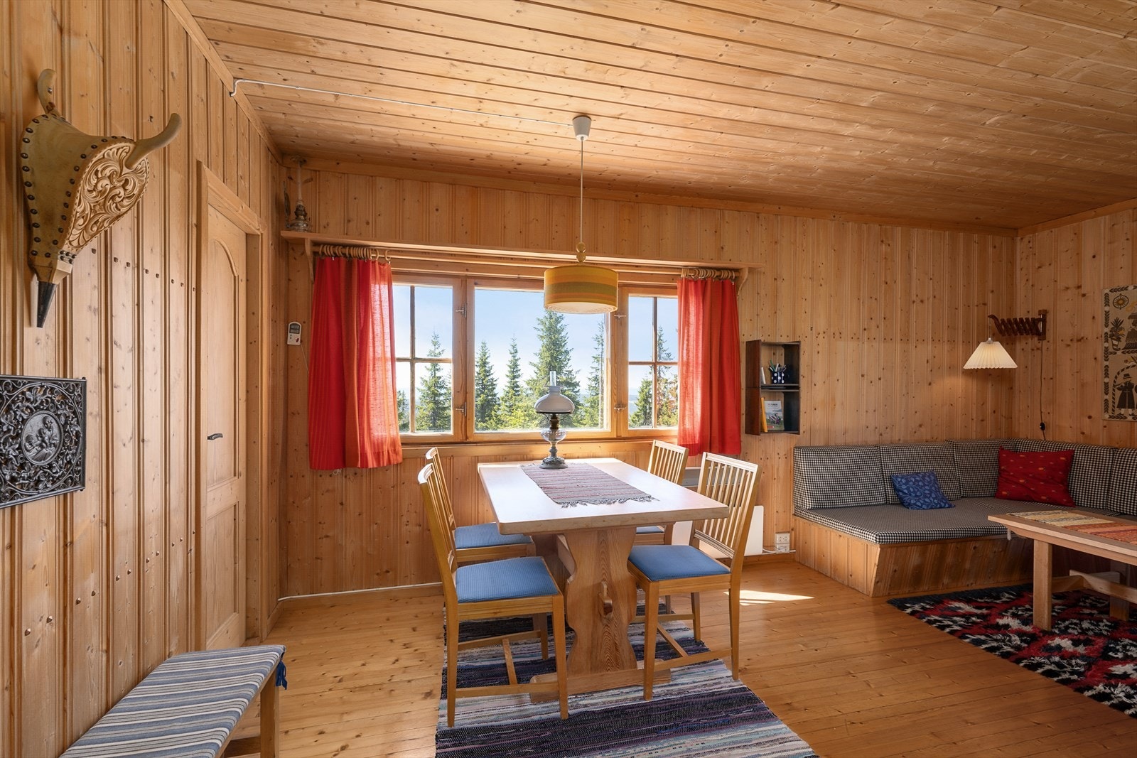 Fint lys inn i rommet gjennom vinduene. Galleribilde