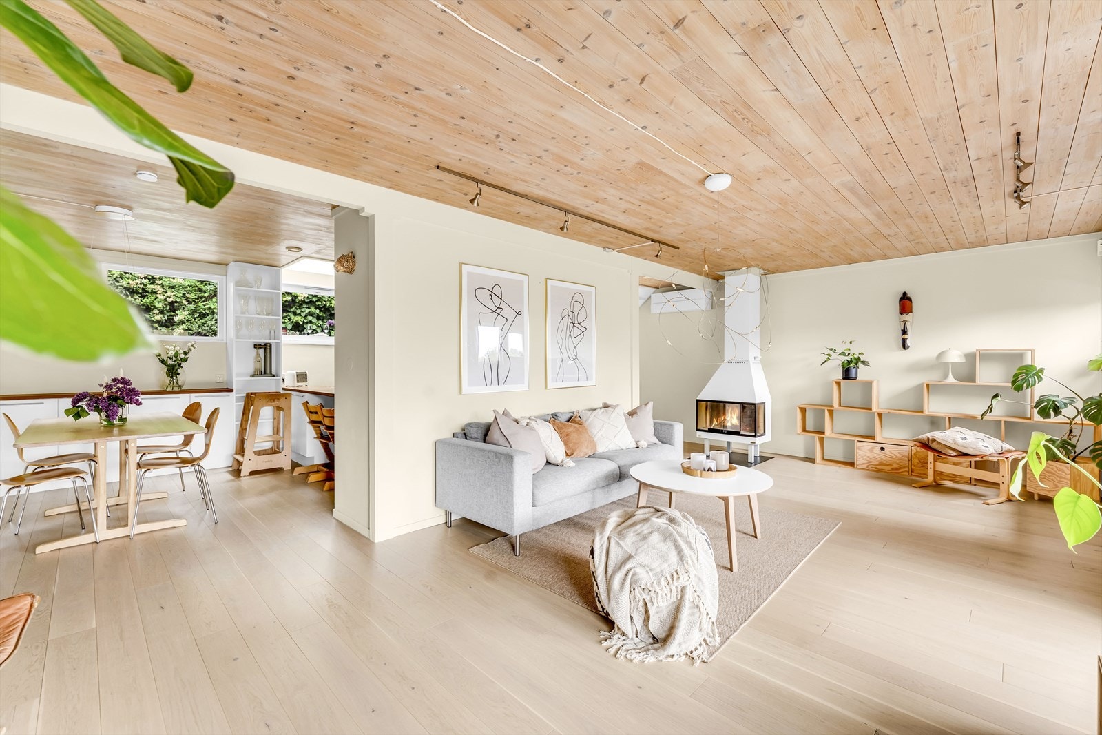 Her er det god plass til både sofagruppe og sosiale sammenkomster i lyse og åpne omgivelser. Galleribilde