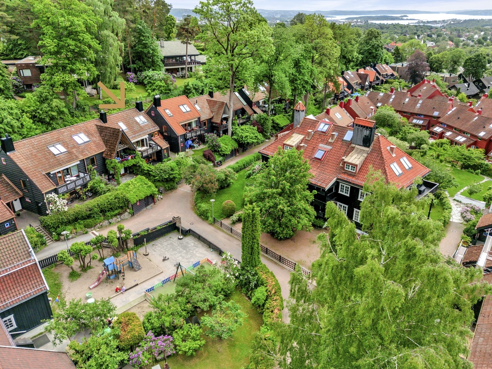 Boligen ligger idyllisk til i det arkitektonisk anerkjente Giskehagen, omgitt av frodige fellesarealer, lekeplasser og vakre grøntområder Galleribilde