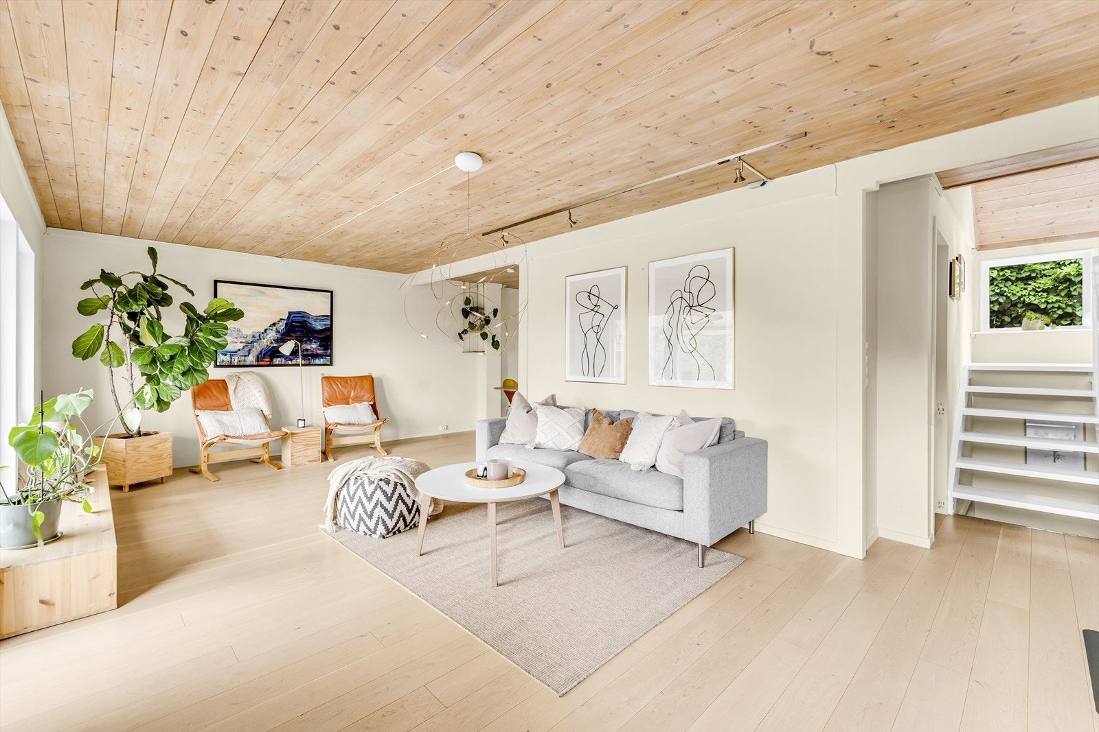 Et fantastisk oppholdsrom hvor store vinduer og naturlige materialer skaper varme og romfølelse. Galleribilde