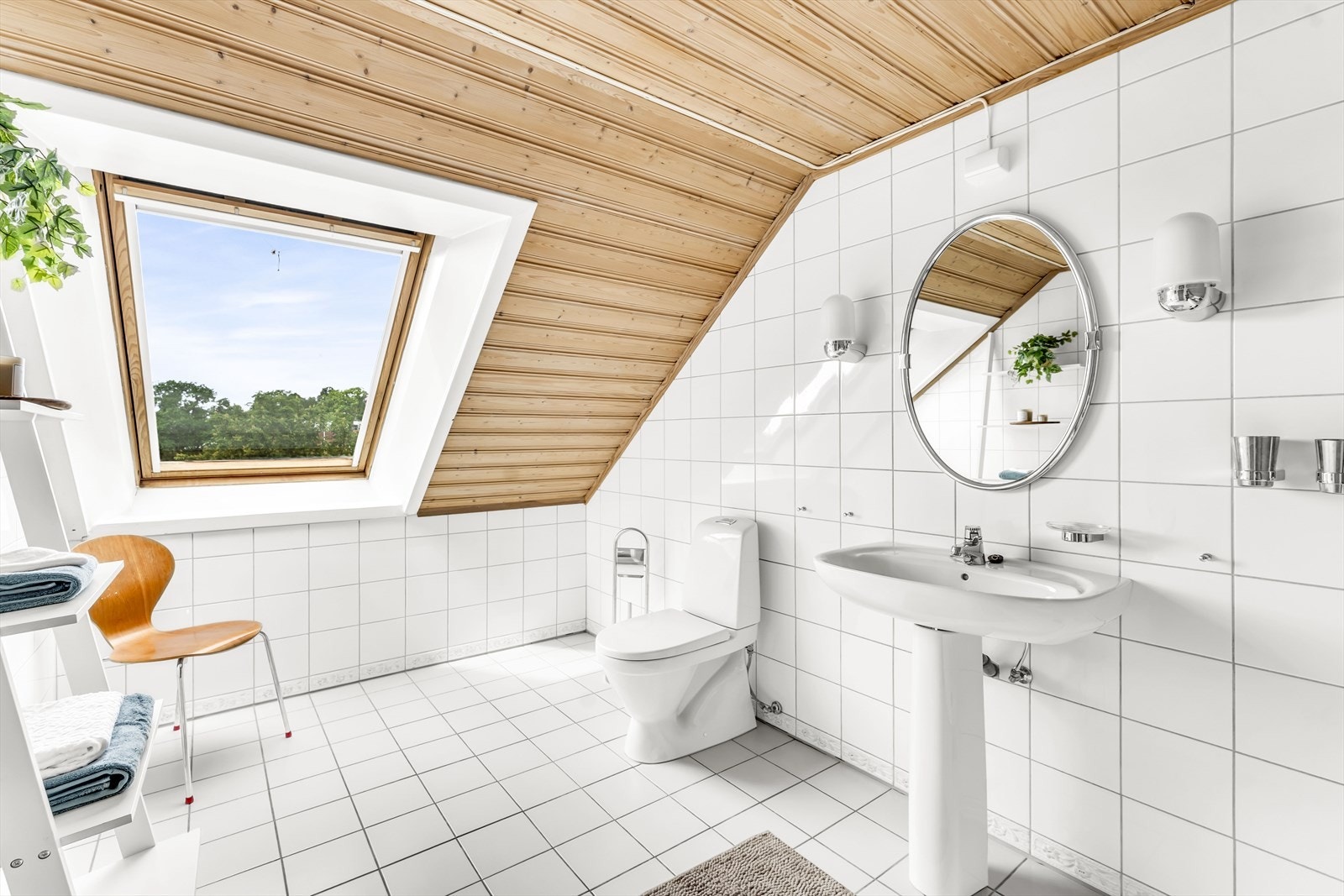 Bad i loftsetasjen med takvindu som slipper inn godt med naturlig lys. Galleribilde