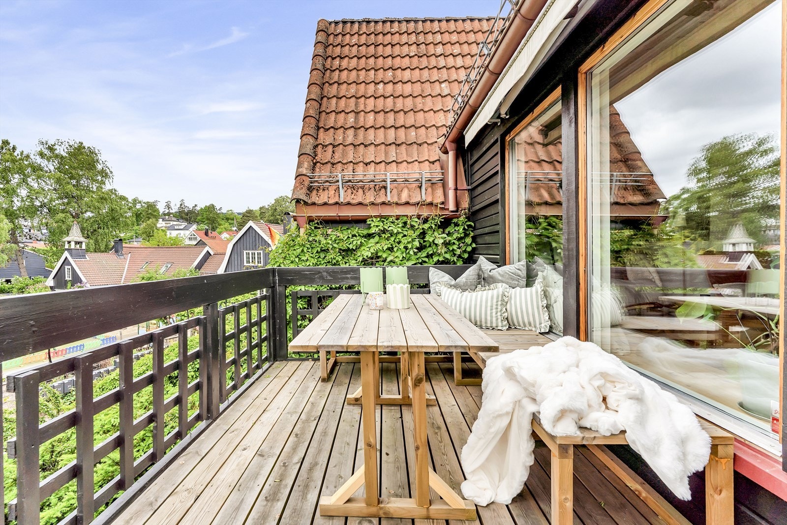 Koselig veranda med kveldssol og utsyn utover Giskehagen. Galleribilde