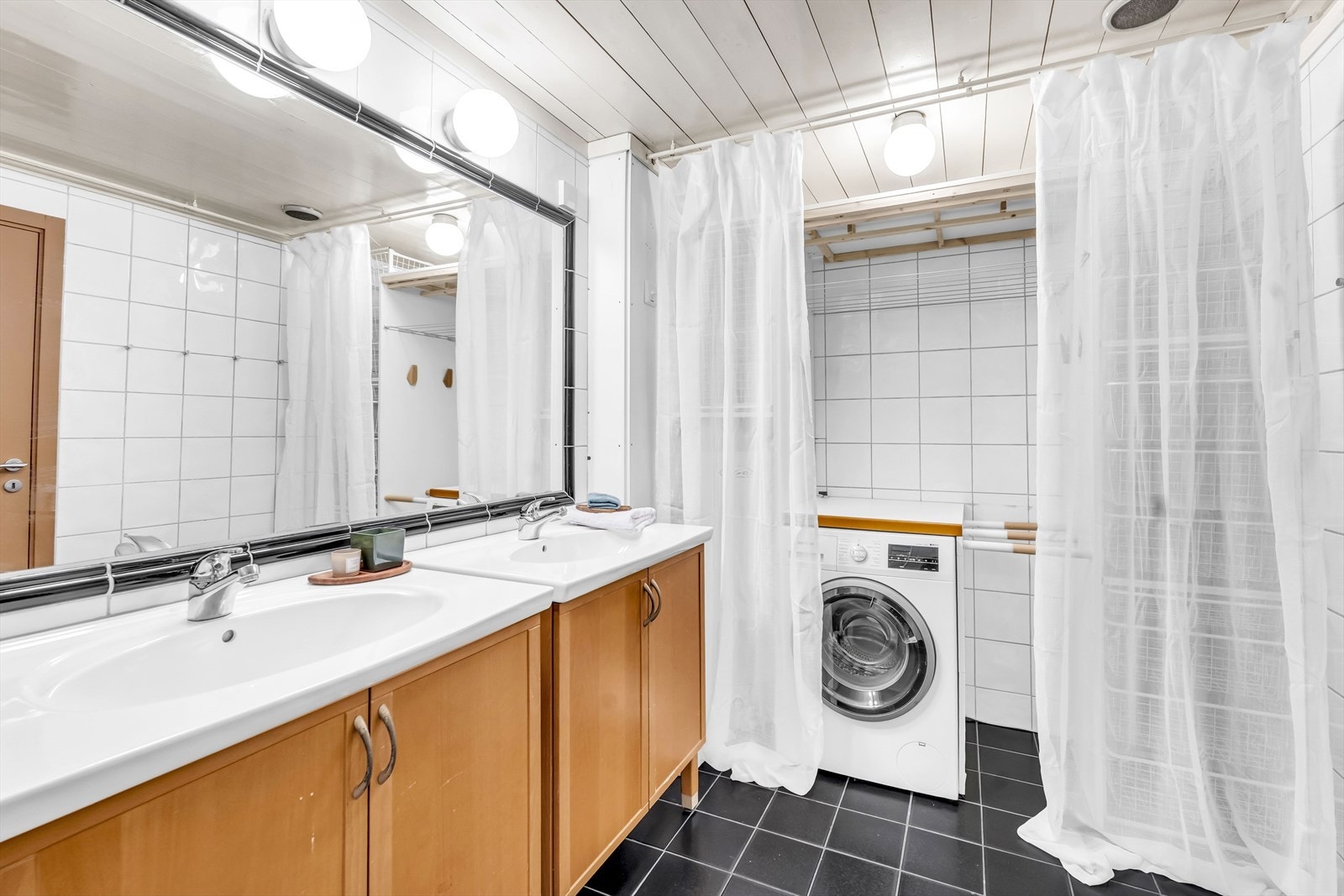 Funksjonelt bad med romslige løsninger og god arbeidsplass til vask og oppbevaring. Galleribilde