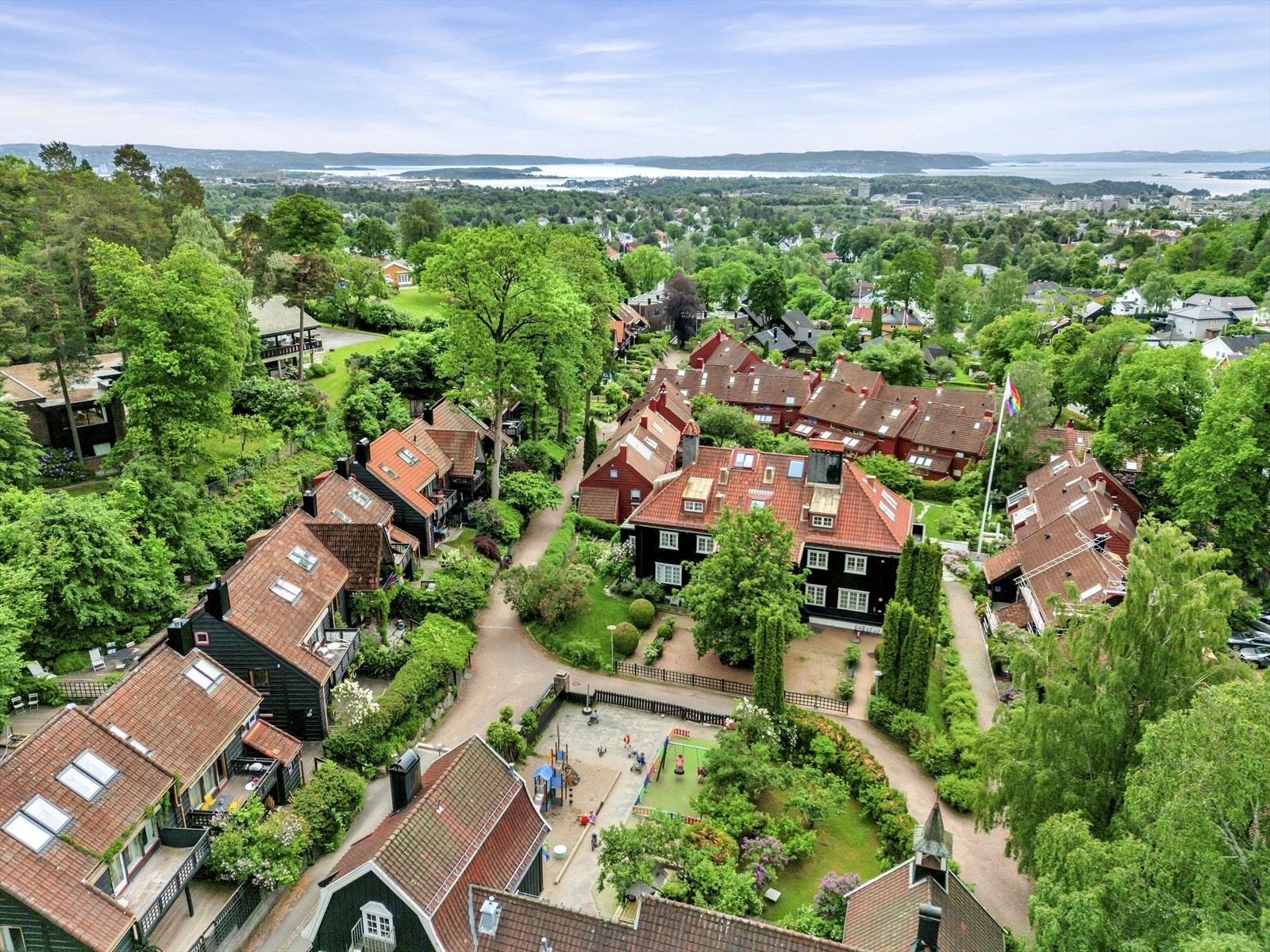 Boligen ligger idyllisk til i det arkitektonisk anerkjente Giskehagen, omgitt av frodige fellesarealer, lekeplasser og vakre grøntområder Galleribilde