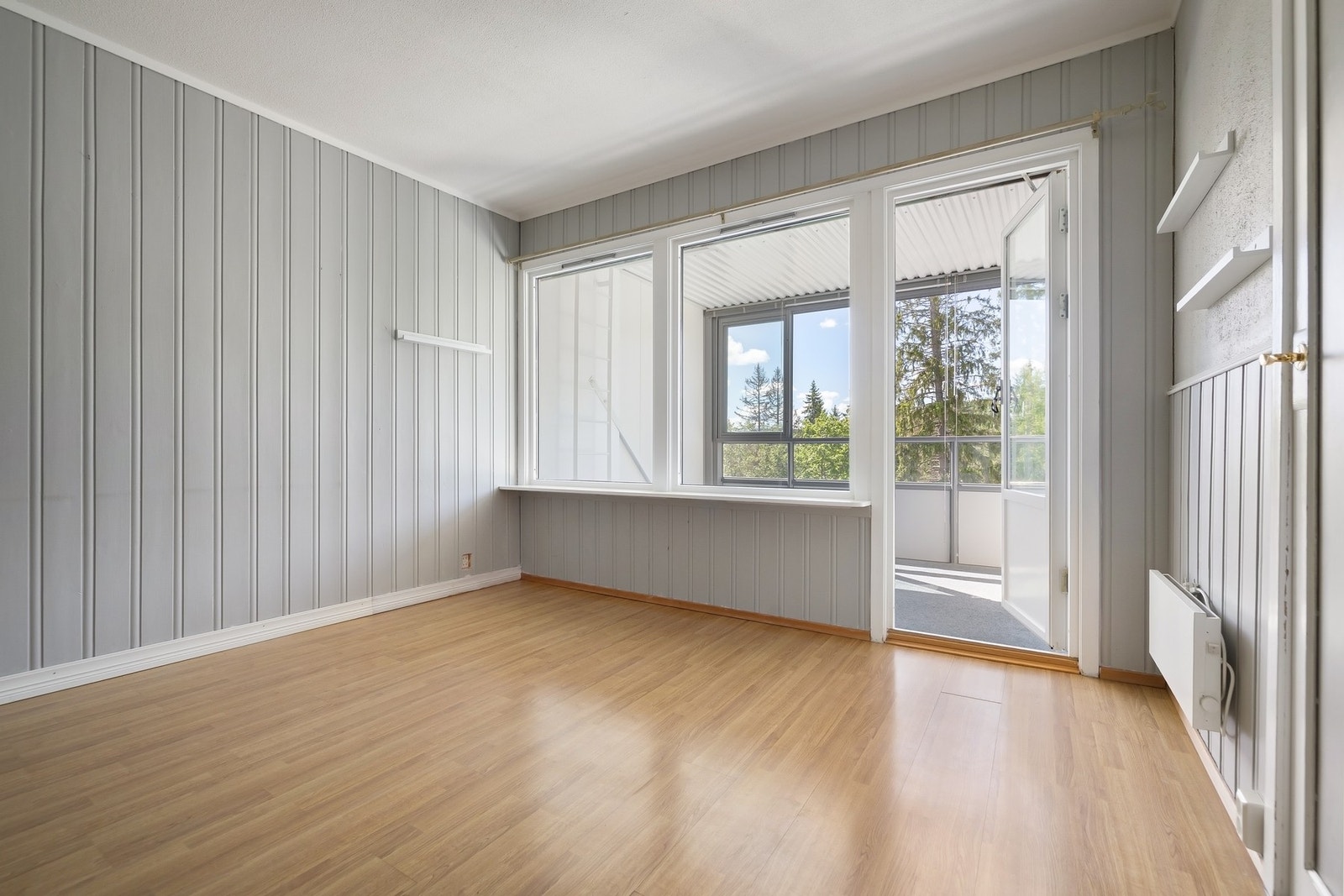 Fra stuen er det utgang til den innglassede balkongen. Galleribilde