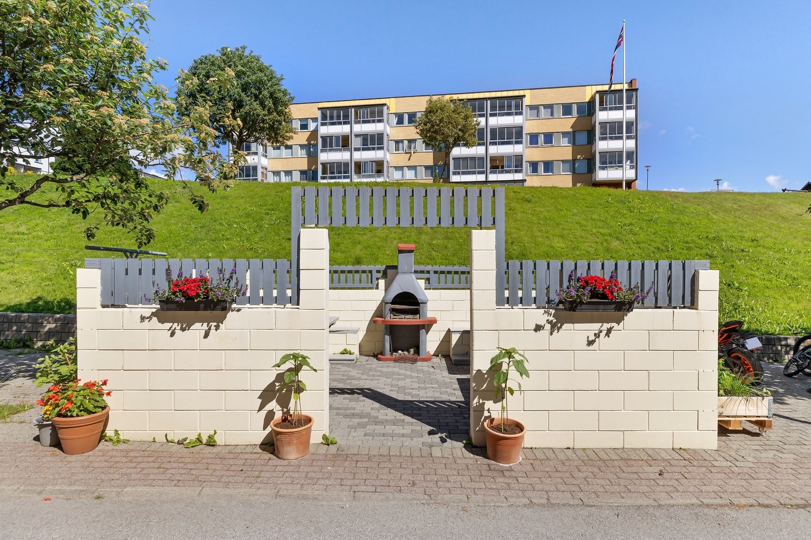 Trivelige omgivelser med beplantning og gode oppholdsarealer rundt bygget. Galleribilde