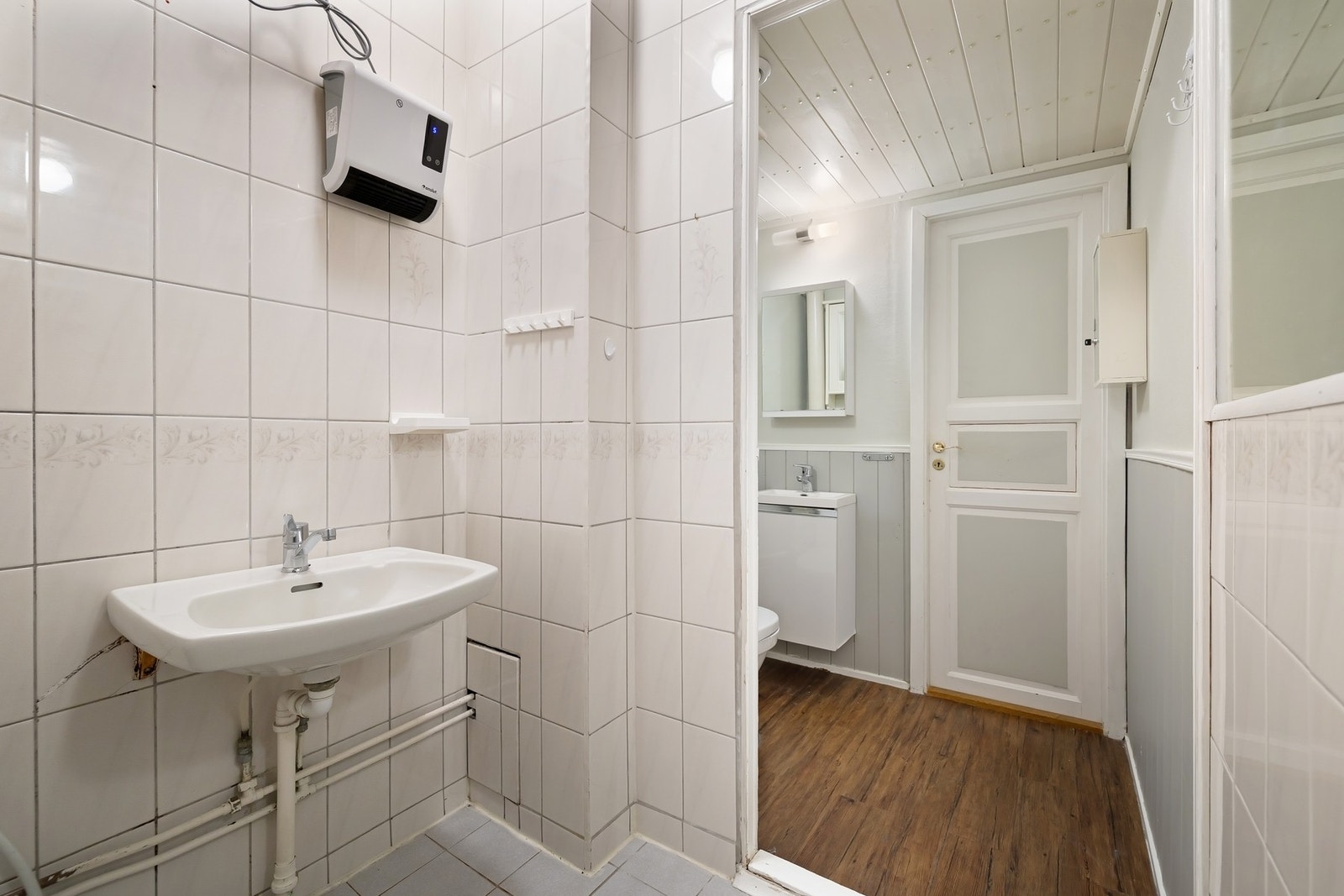 Badet har en funksjonell utforming med servantinnredning og dusjsone. Galleribilde
