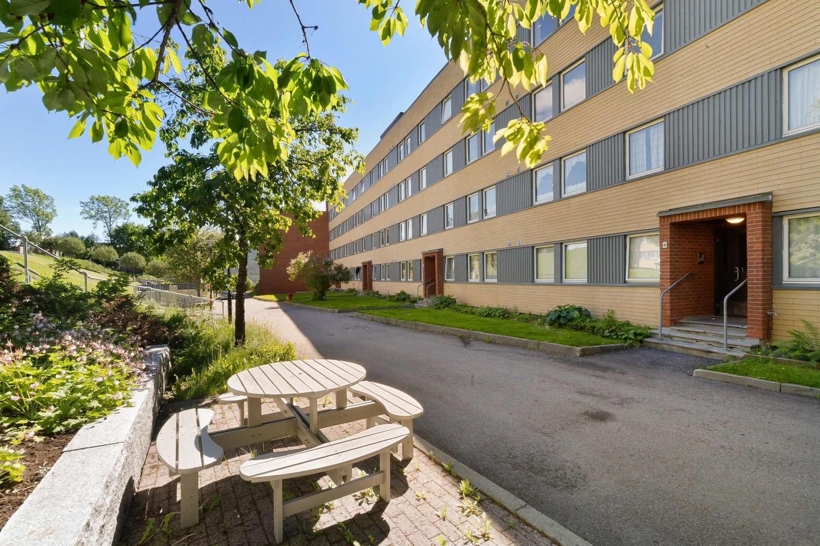Pent og velholdt borettslag med sentral beliggenhet og kort vei til daglige servicetilbud. Galleribilde