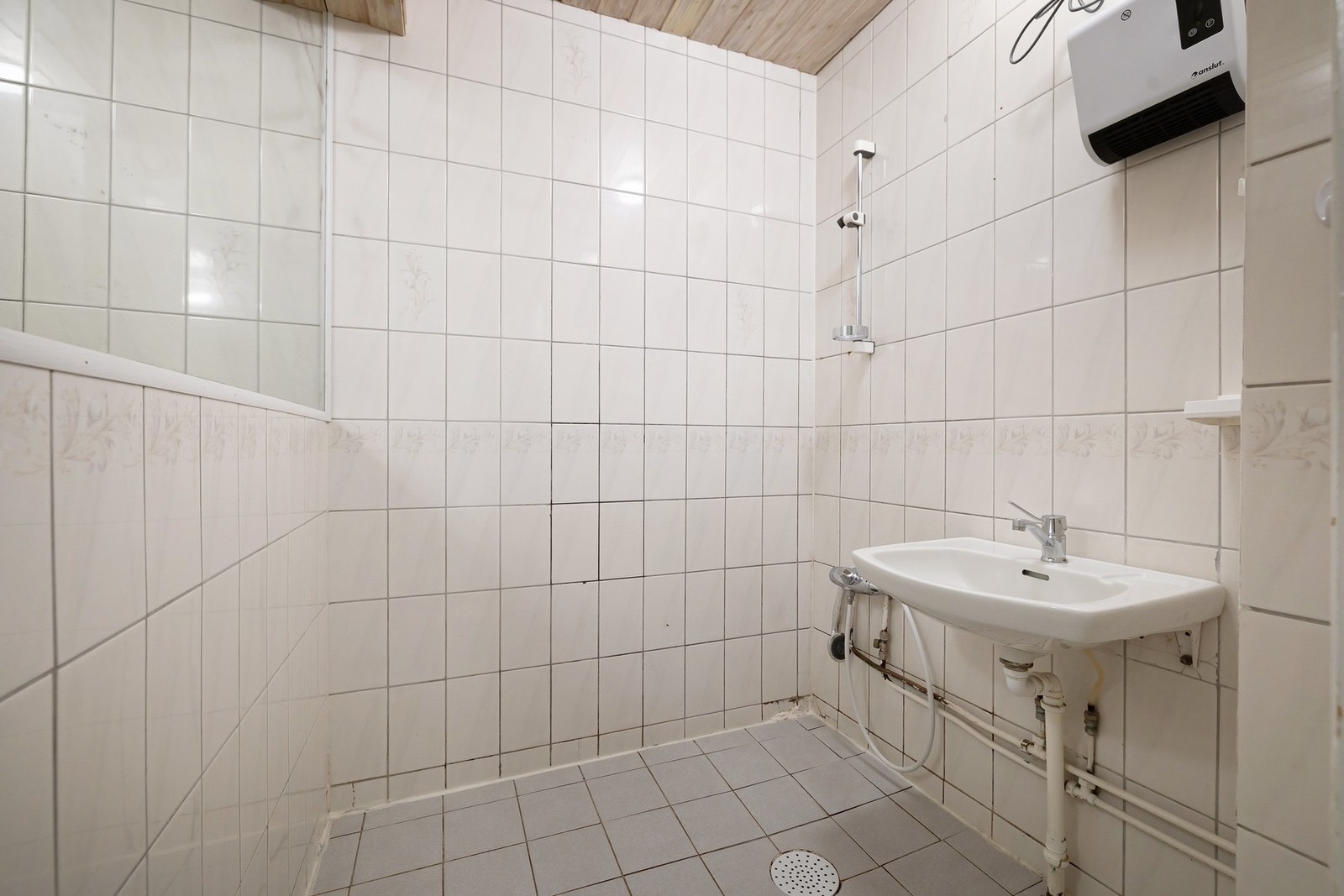 Lys baderomsløsning med god plass til daglig bruk. Galleribilde