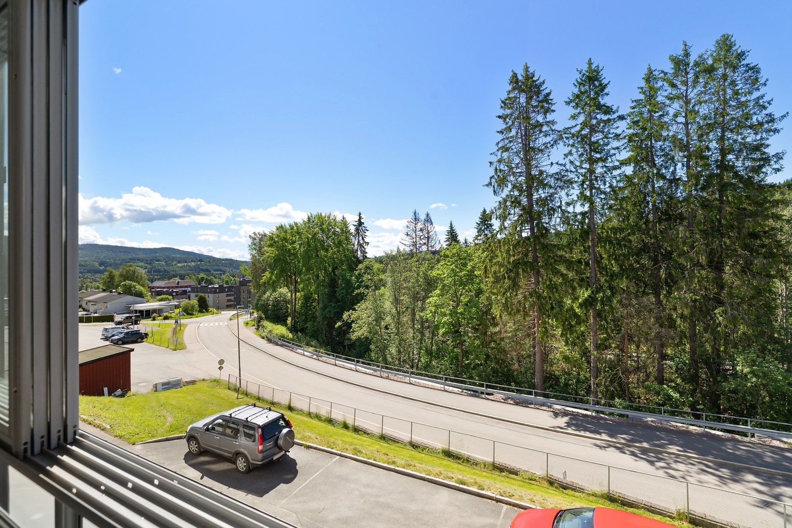 Attraktiv beliggenhet i et veletablert og grønt boligområde på Rotnes. Galleribilde