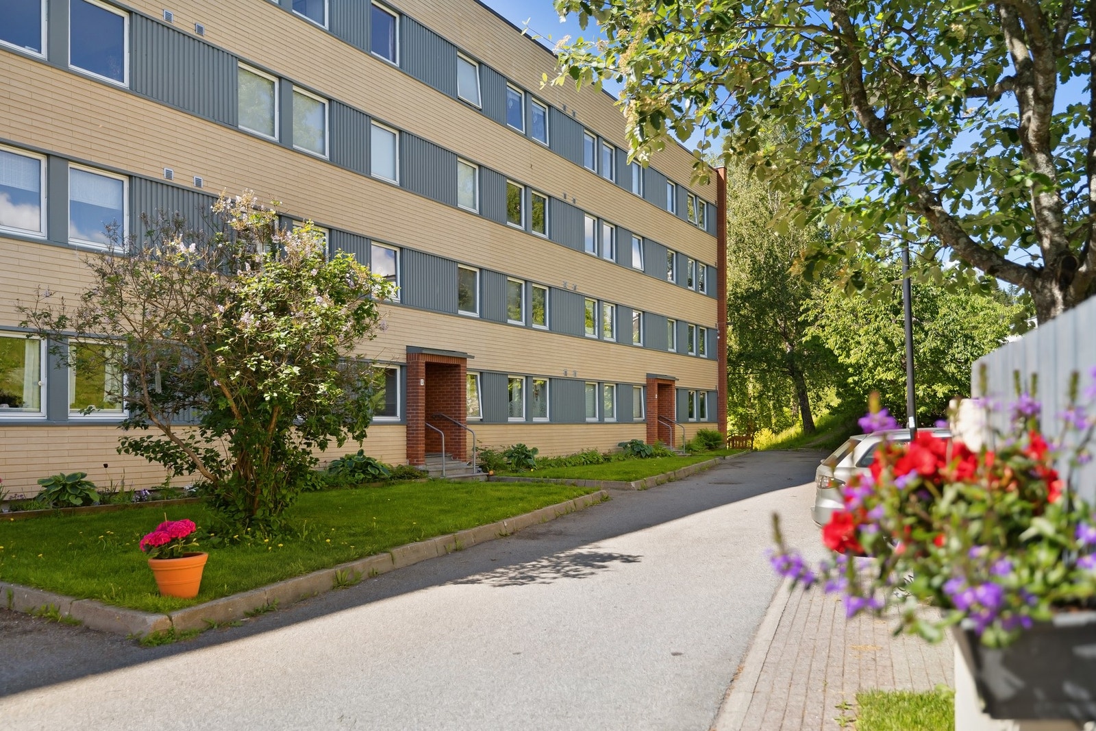 Leiligheten ligger i et veletablert og grønt boligområde med hyggelige fellesarealer. Galleribilde