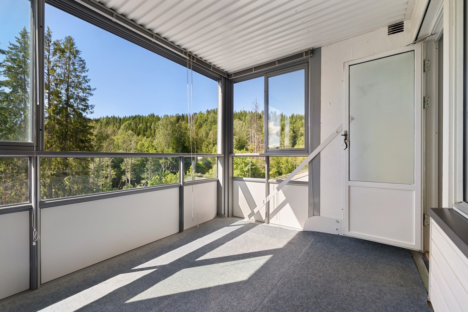 Balkongen fungerer som en naturlig forlengelse av stuen. Galleribilde