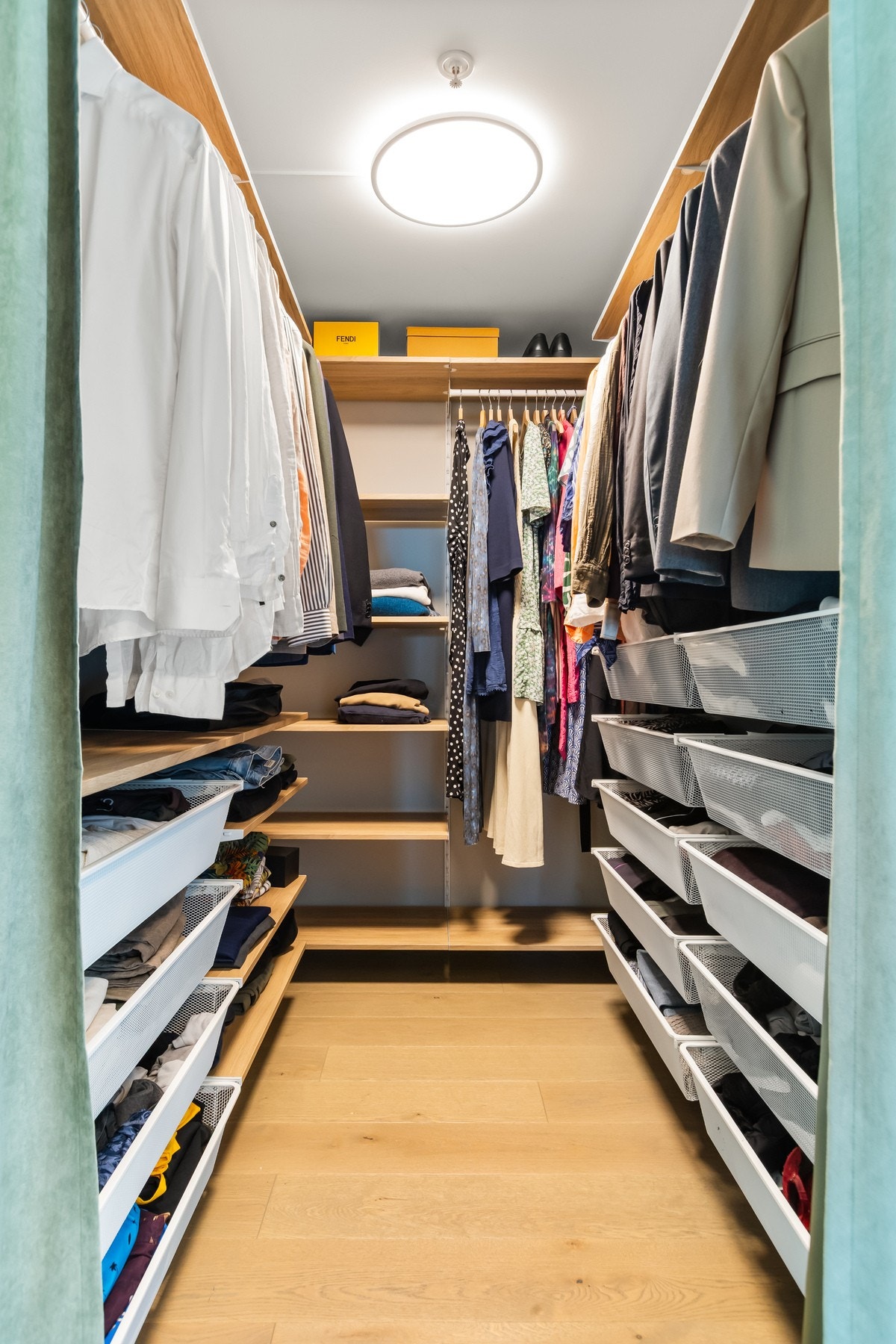 Walk-in closet på hovedsoverommet Galleribilde