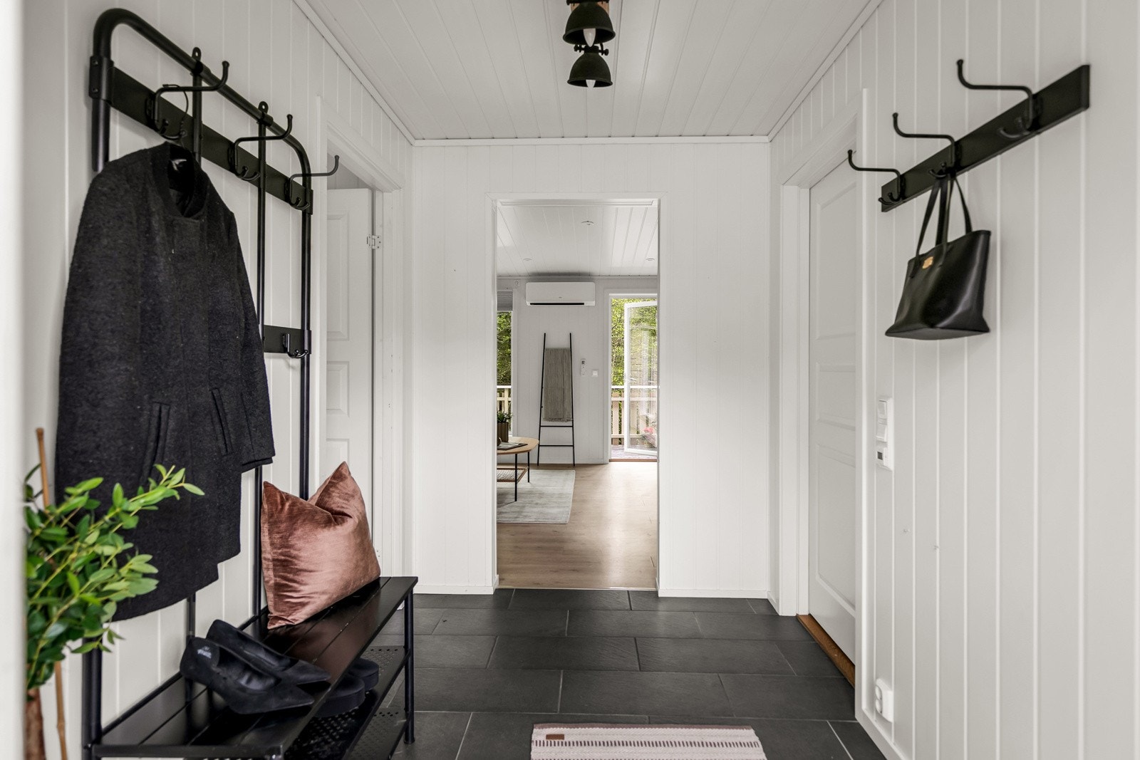 Innbydende entré med plass til oppheng av jakker og sko. Galleribilde