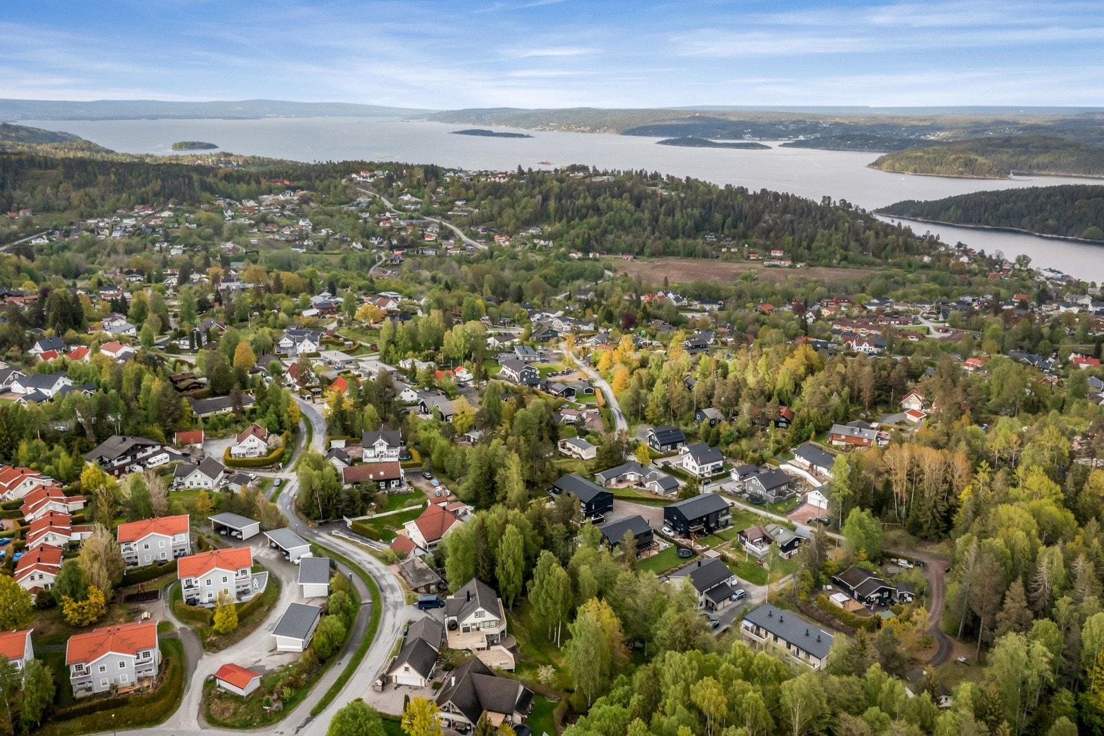 Gangavstand til Åros sentrum. Tettstedet Åros ligger med Oslofjorden på den ene siden og marka på den andre. Galleribilde