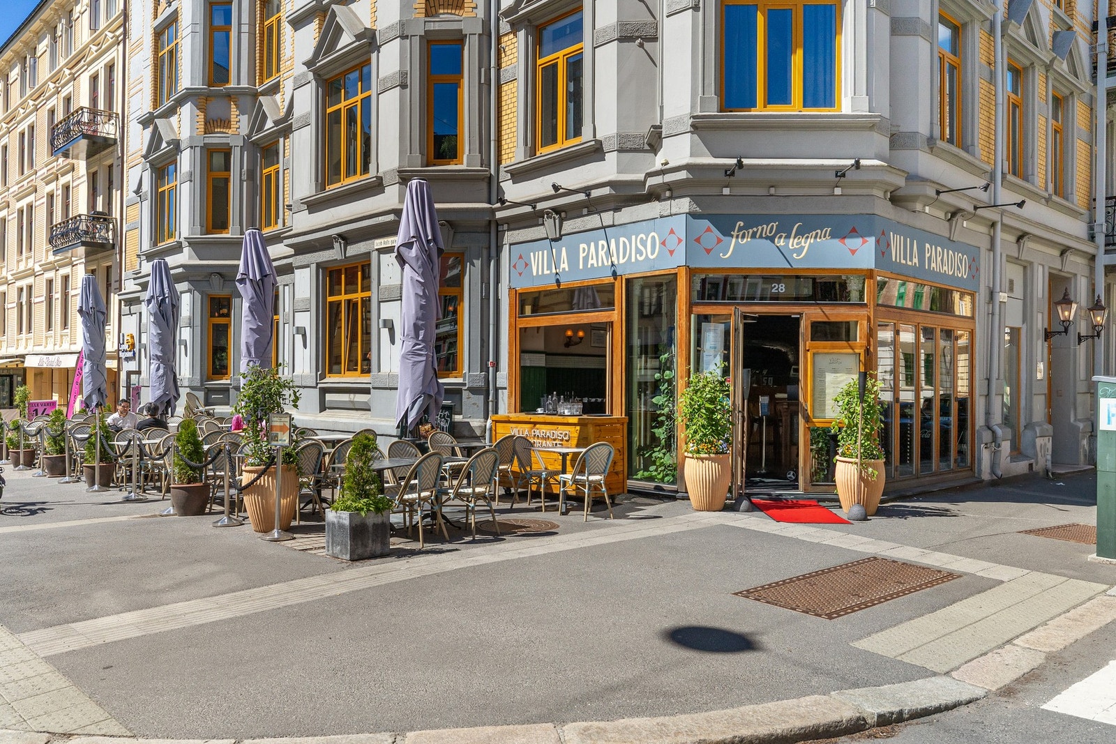 Det er flere populære spisesteder, caféer og barer i kort gangavstand. Galleribilde