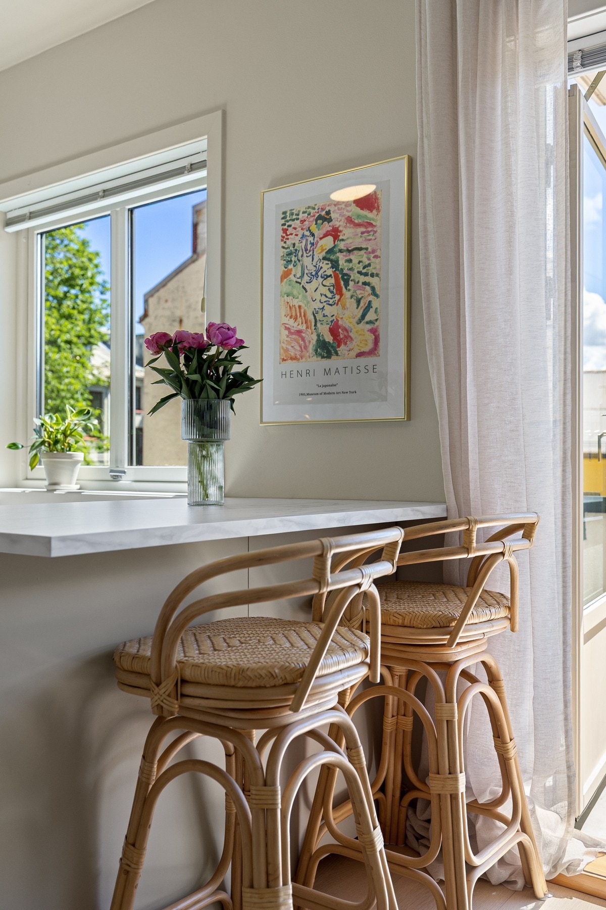 Et naturlig samlingspunkt for morgenkaffe, aperitiff eller matlaging i godt selskap. Galleribilde