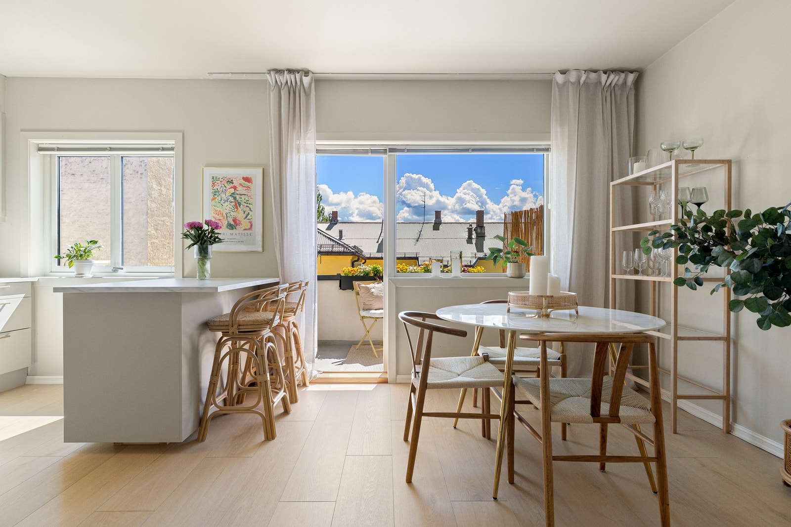 Åpen stue/kjøkkenløsning med fantastisk lysinnslipp og utgang til balkong. Galleribilde