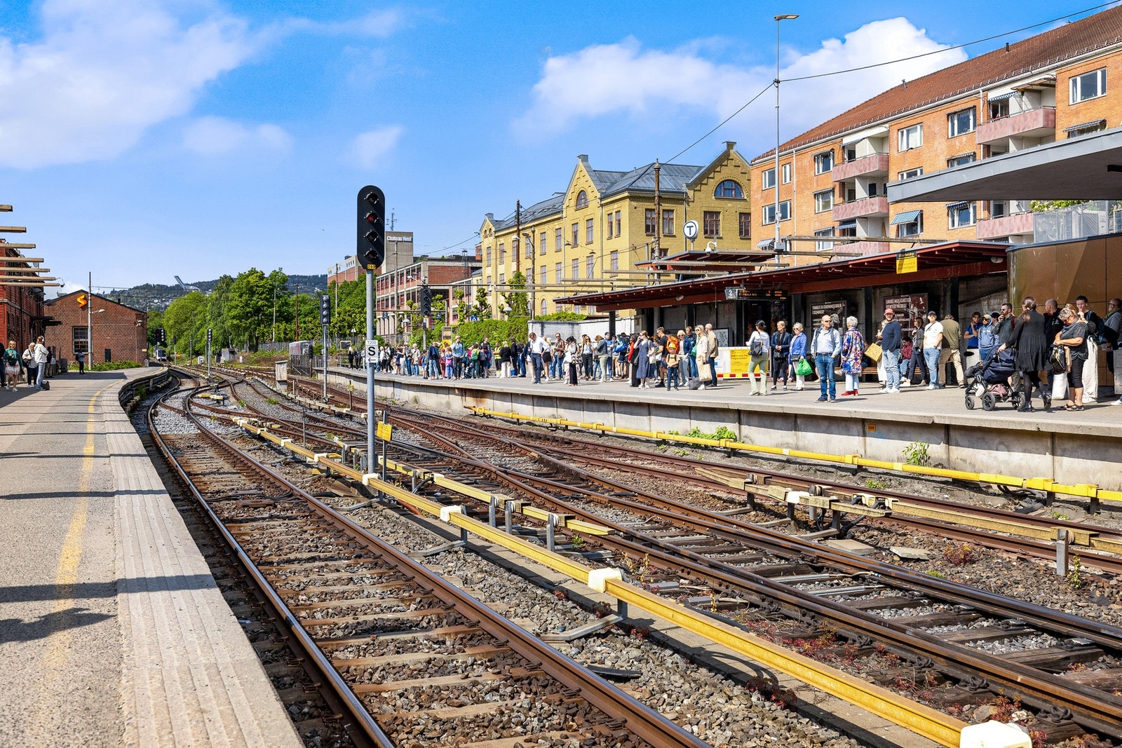 Fra Majorstuen T går alle banens linjer med hyppige avganger. Det går også flybuss fra Majorstuen samt trikk og buss. Galleribilde