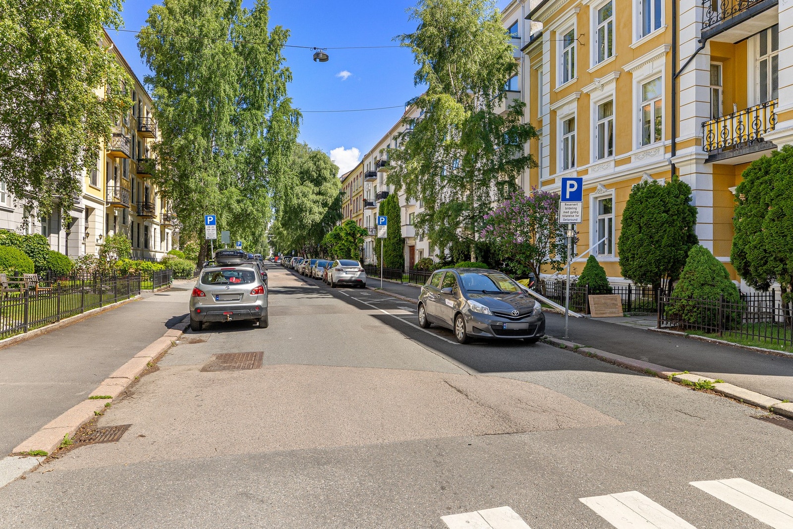 Det er beboerparkering samt gateparkering rett utenfor leiligheten. Mulighet for å leie garasje i nærheten - konferer megler for mer info. Galleribilde