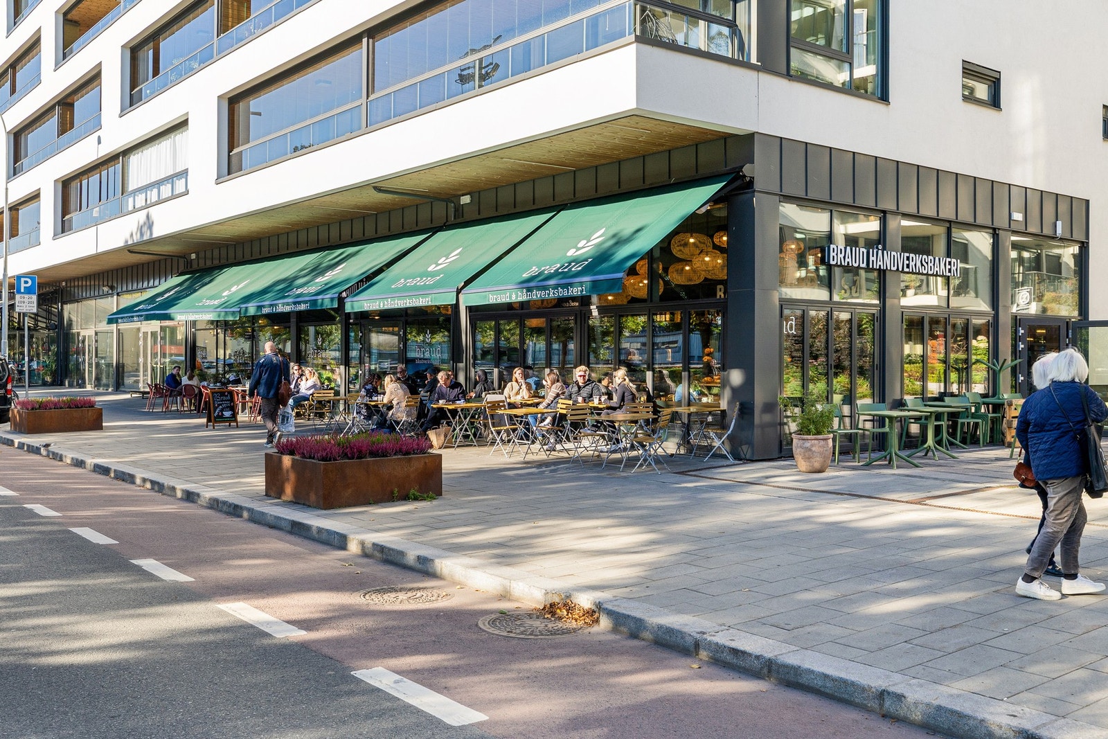 Ved Middelthunet finner du restauranter og bakerier på rekke og rad. Galleribilde