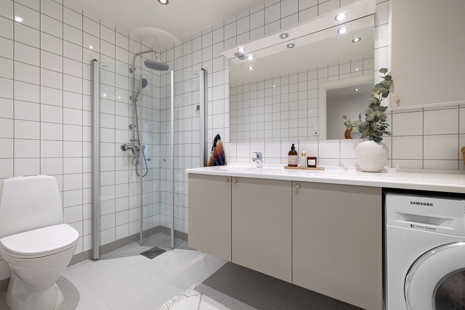 Stilrent baderom med oppgradert innredning i 2025. Galleribilde