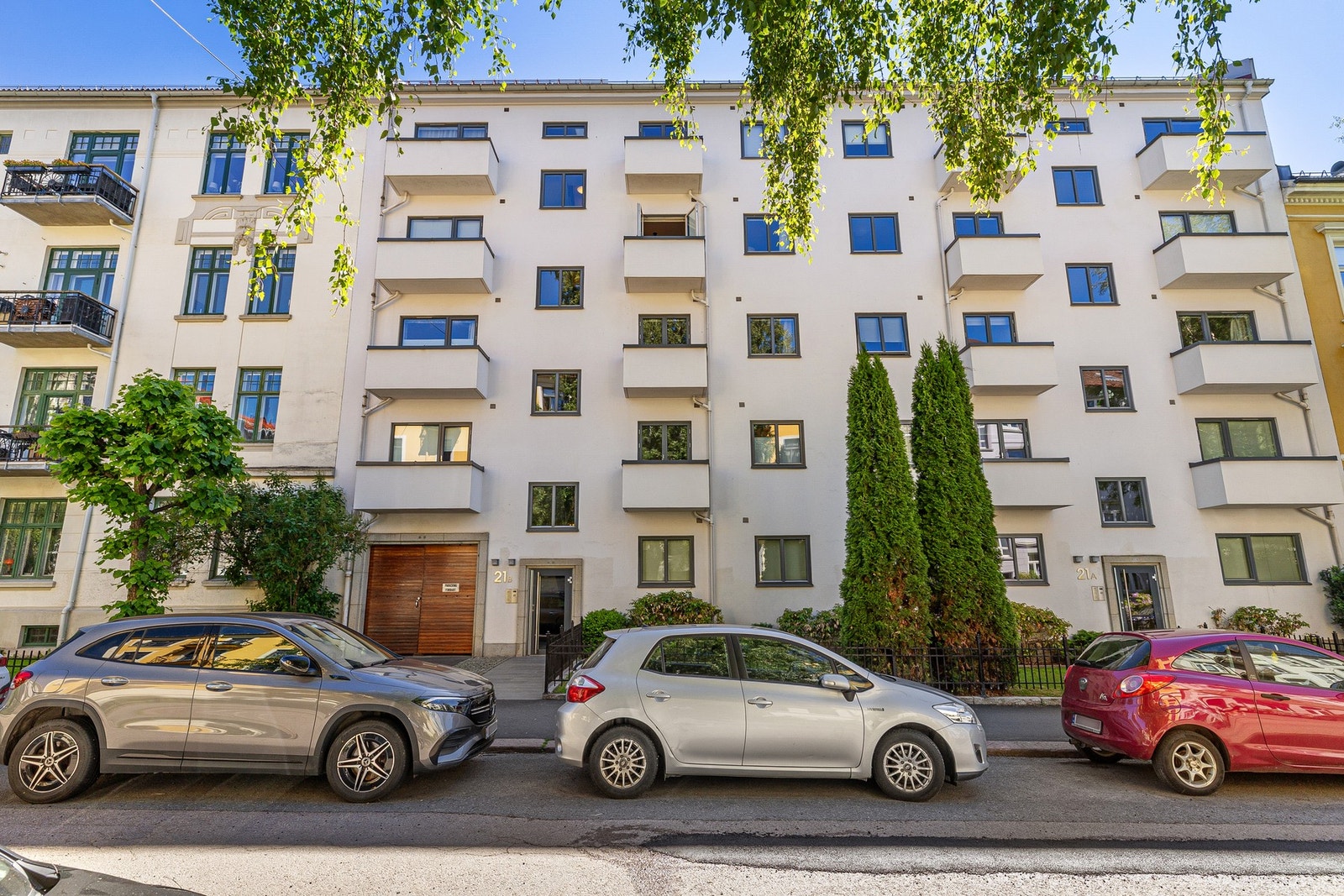 Klassisk funkisgård i meget etterspurt, enveiskjørt gate på Majorstuen. Galleribilde