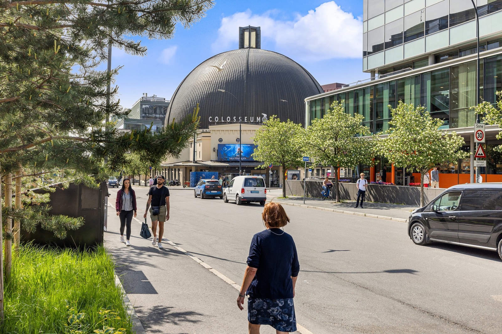 Colosseum med både kino, flott Jacobs samt MENY butikk, michelinrestauranten À L'aise, SATS Colosseum, apotek mv. Galleribilde