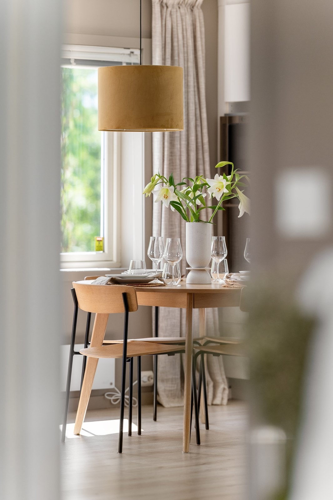 Spiseplassen er en naturlig del av den åpne løsningen og samler kjøkken og stue. Galleribilde
