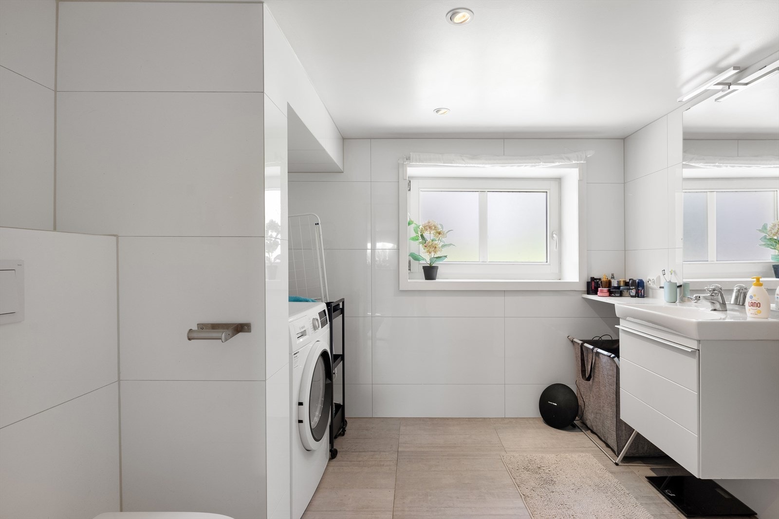 Badet i underetasjen ble oppgradert i 2013. Det er helfliset, har gulvvarme og opplegg for vaskemaskin. Galleribilde