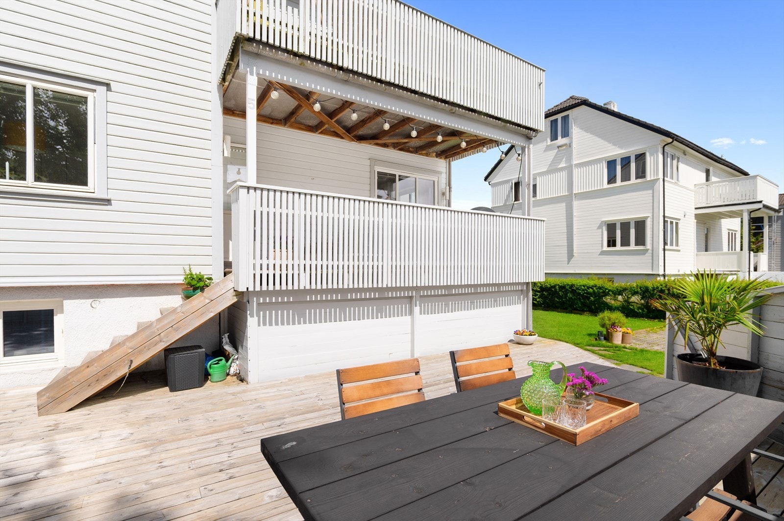 Den store treterrassen gir rikelig med plass for utemøbler, grill og sosiale sammenkomster. Galleribilde