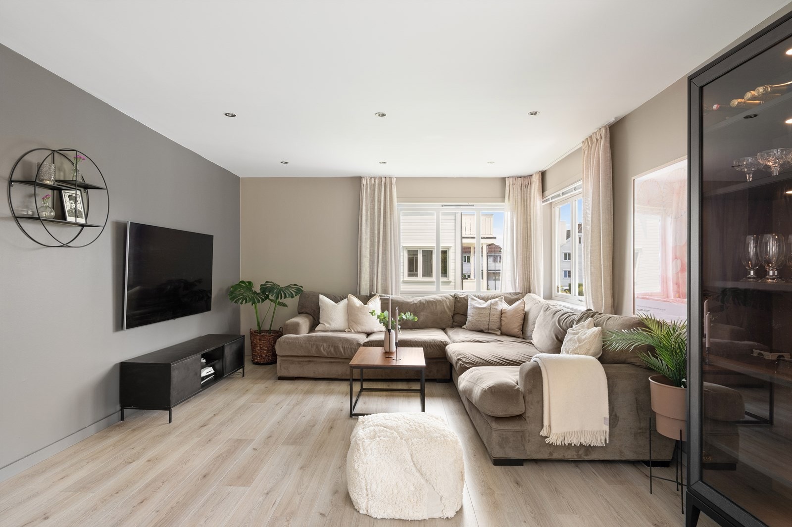 Stuen har god plass til en stor sofagruppe og er et lyst og sosialt samlingspunkt. Galleribilde