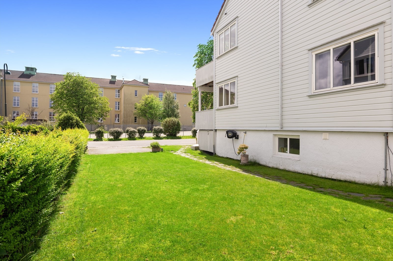 Hage og parkering som vist på bildet disponeres av 2. etasje. Galleribilde