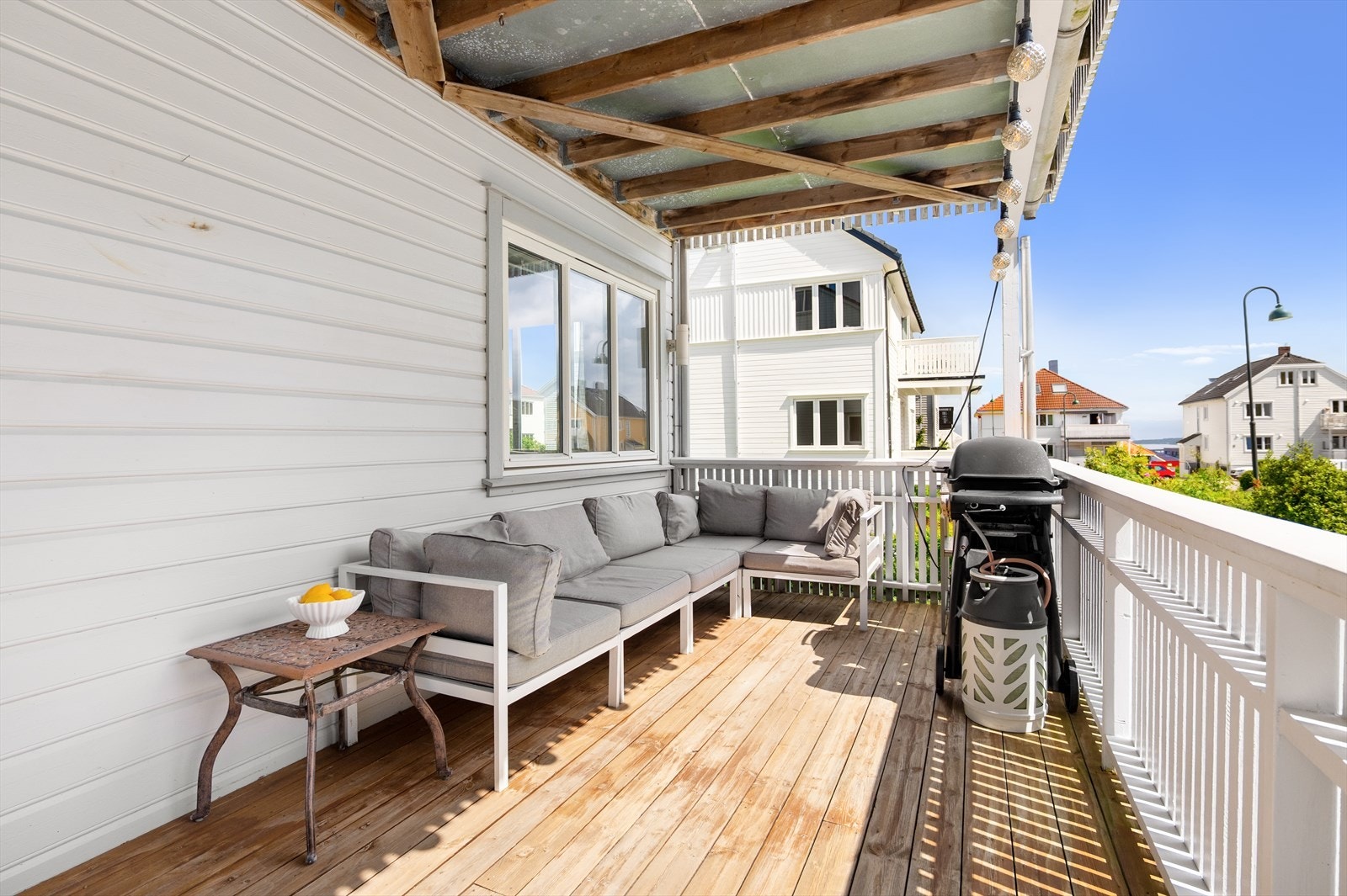 Fra stuen er det utgang til en romslig balkong. En trapp leder ned til en stor, usjenert treterrasse som utvider boarealet betydelig gjennom sommerhalvåret. Galleribilde