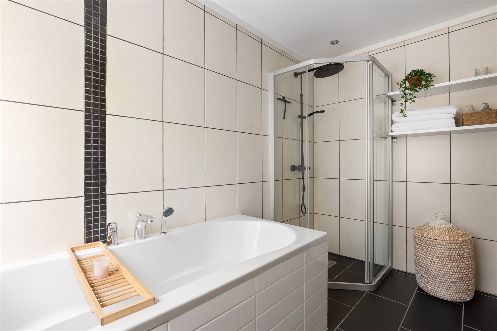 Badet i første etasje er helfliset og utstyrt med både badekar og dusjhjørne. Galleribilde