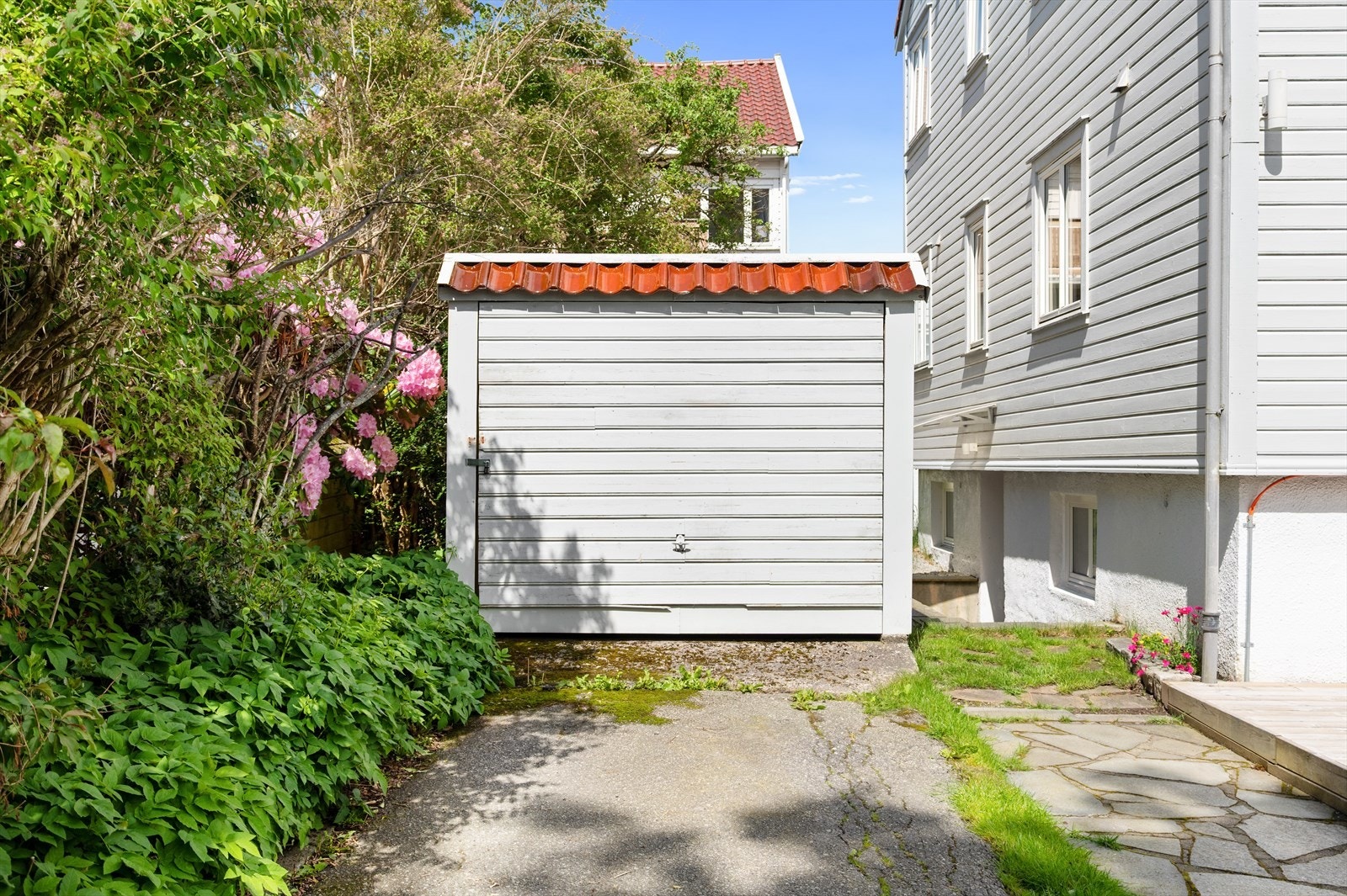 Til leiligheten hører en garasje på ca. 10 kvadratmeter, som gir god plass til lagring. Galleribilde