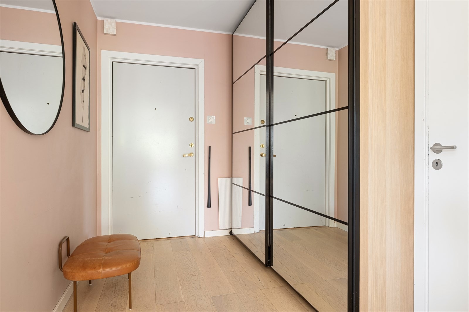 Praktisk entré med skyvedørsgarderobe og gode oppbevaringsmuligheter Galleribilde