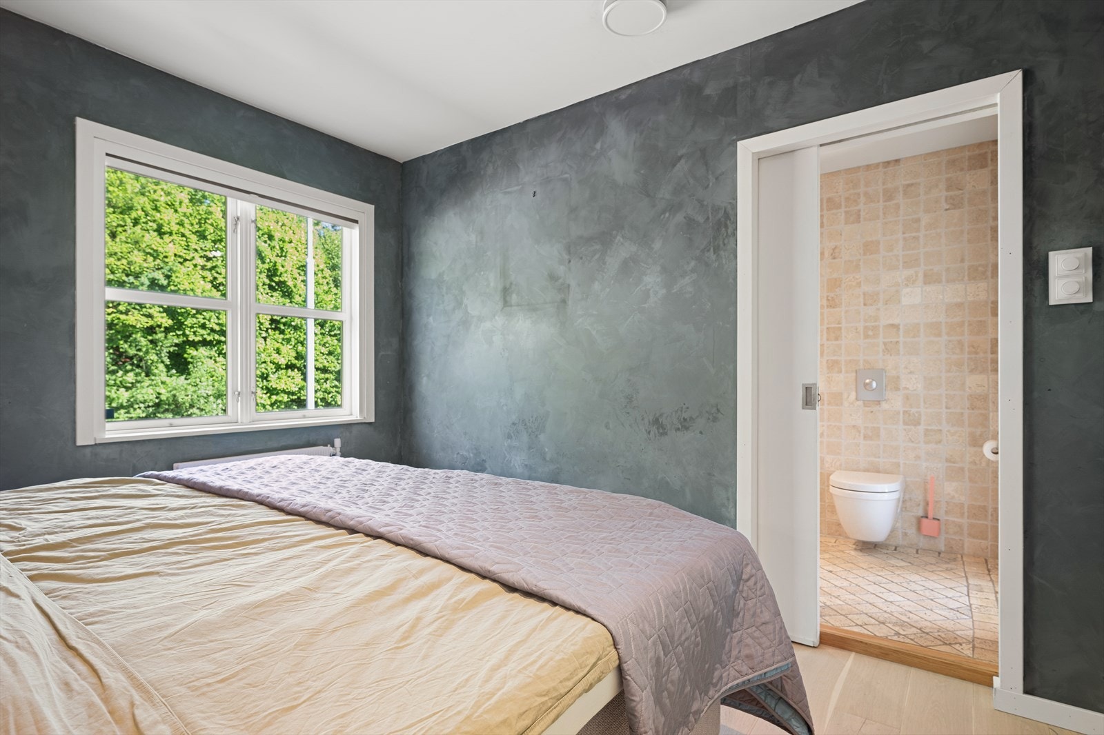 Fra hovedsoverommet er det direkte adkomst til badet Galleribilde