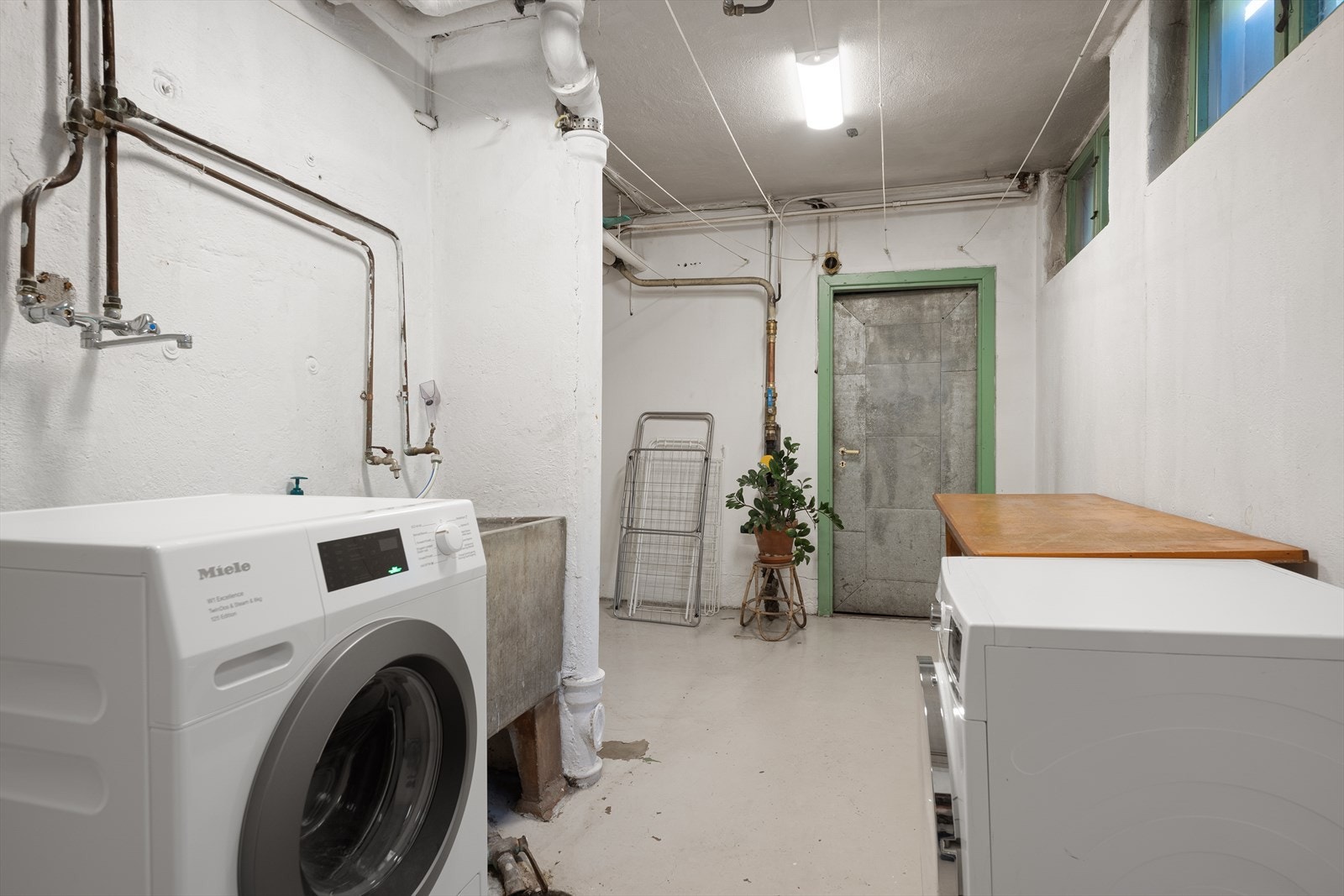 Praktisk felles vaskerom med god plass og funksjonelle løsninger Galleribilde