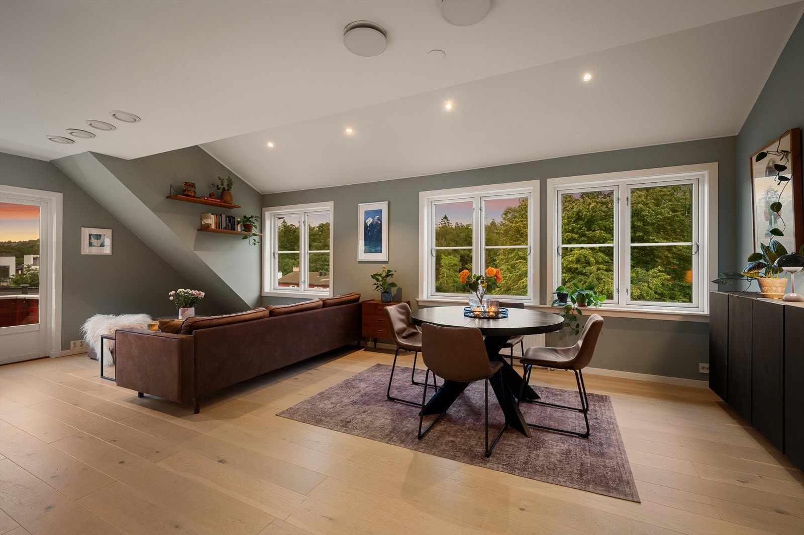 God sammenheng mellom stue og spiseplass gir en praktisk planløsning Galleribilde