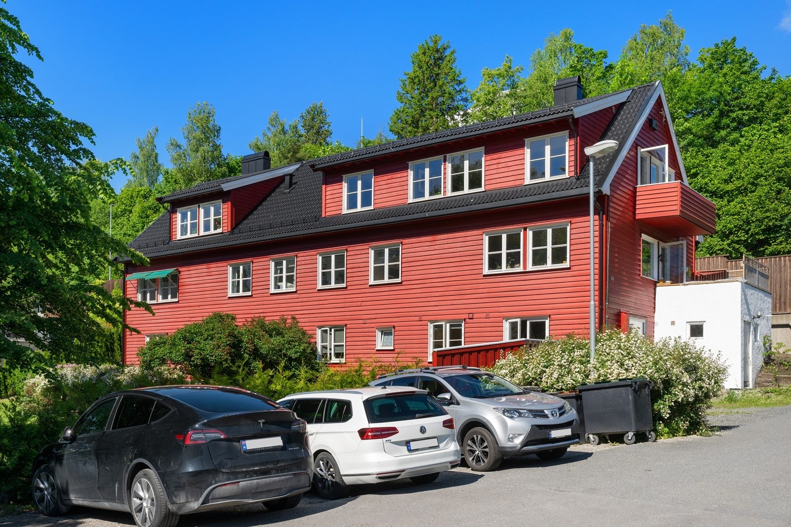 Det er gode parkeringsmuligheter langs hekken ved boligen Galleribilde