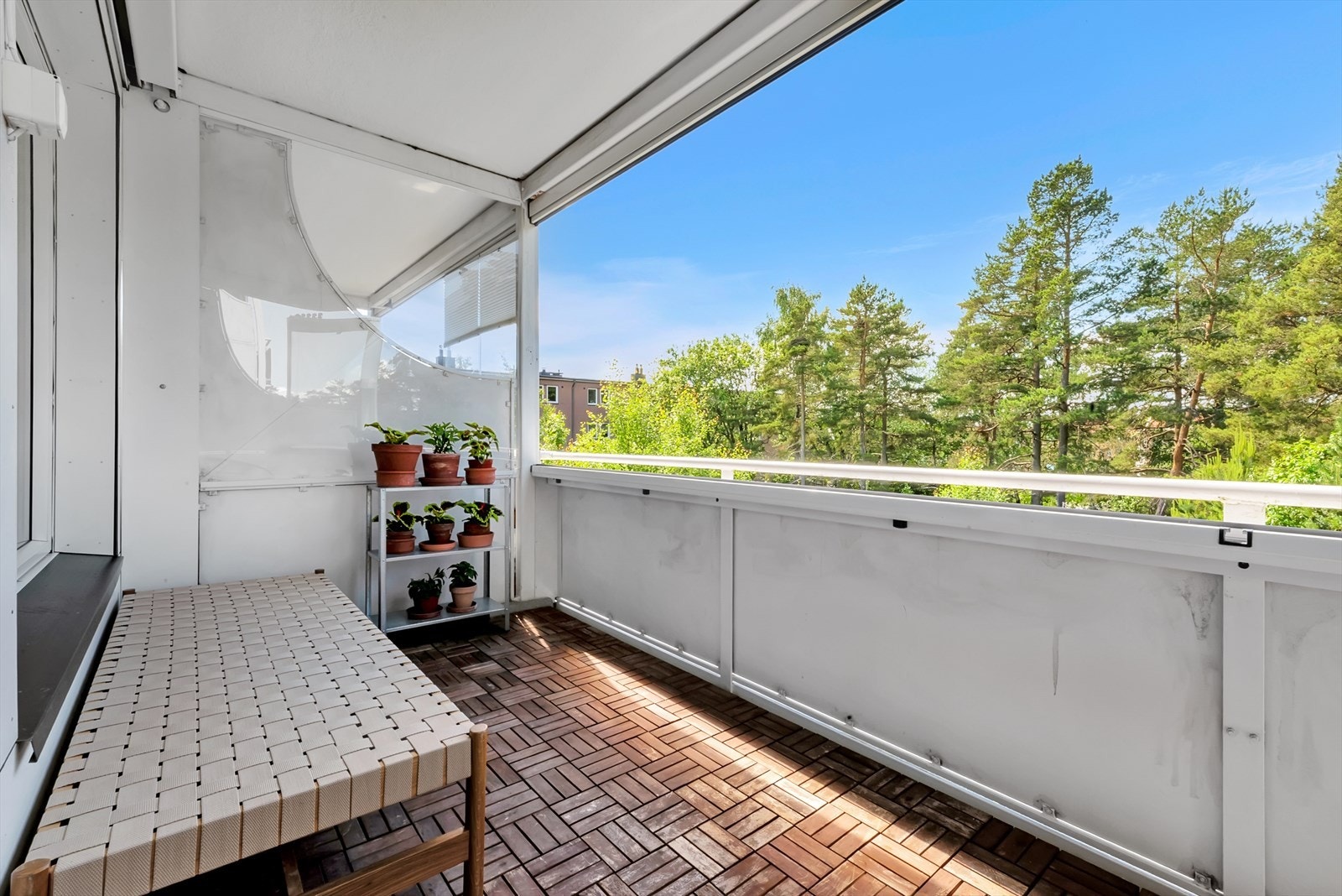 Balkongen har god plass til sittegruppe og er utstyrt med belysning og strømuttak. Galleribilde