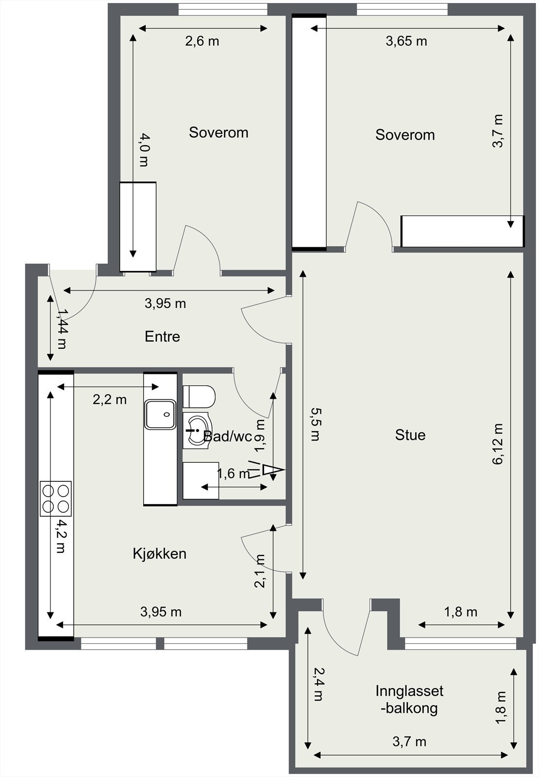 Planløsningen er arealeffektiv og gjennomgående, med en god fordeling mellom sosiale soner og private rom. Leiligheten disponerer i tillegg tre boder i kjelleren. Galleribilde