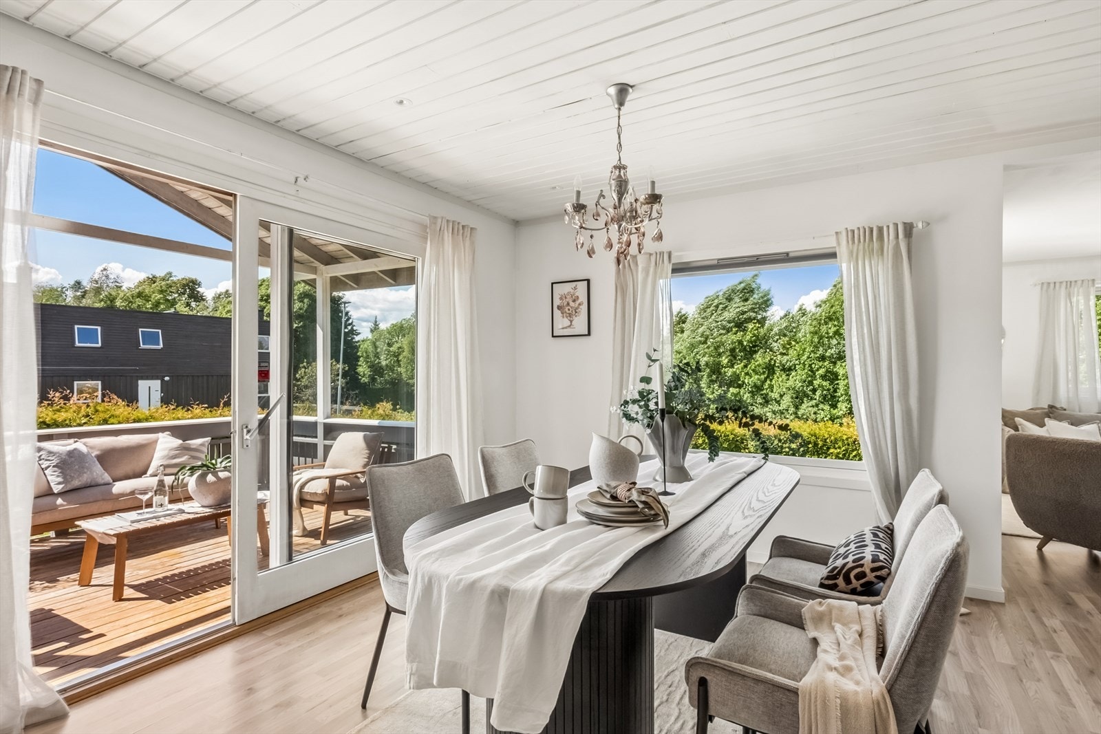 Fra spisestuen er det direkte utgang til den vestvendte hovedterrassen via en hev-skyvedør. Galleribilde