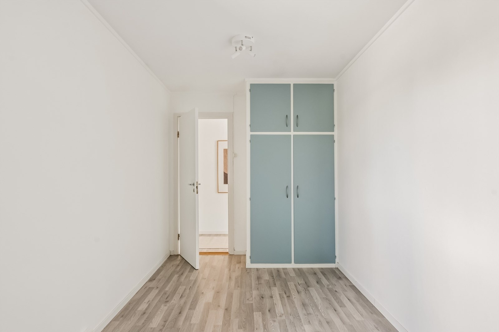 Soverom med slette, malte platehimlinger og laminatgulv. Galleribilde