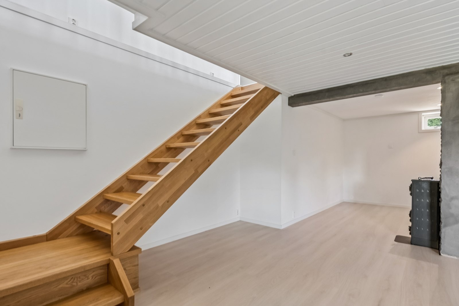 En lakkert eiketrapp forbinder de to etasjene i hoveddelen. Galleribilde