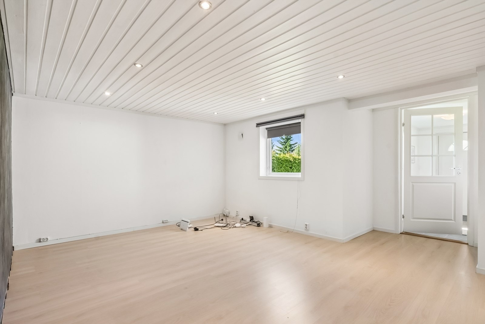 Kjellerstuen er et allsidig rom med laminatgulv og malt trepanel i himlingen. Galleribilde