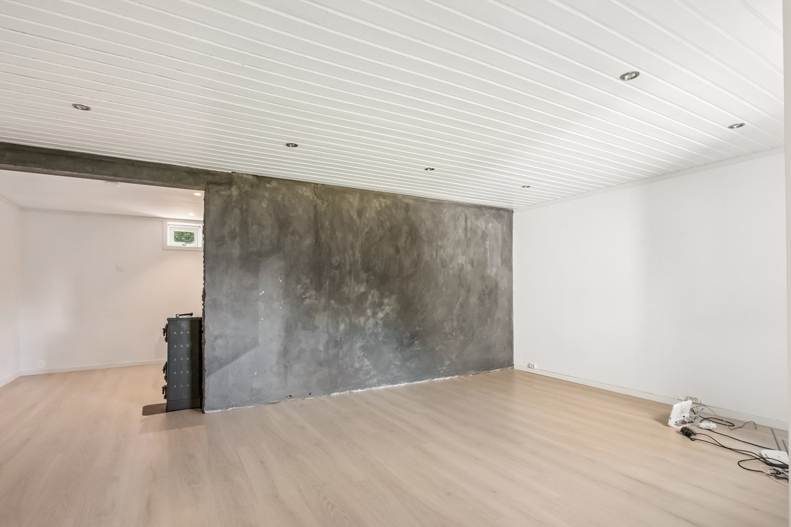 En robust mursteinspipe med peisovn er plassert også i kjellerstuen. Galleribilde