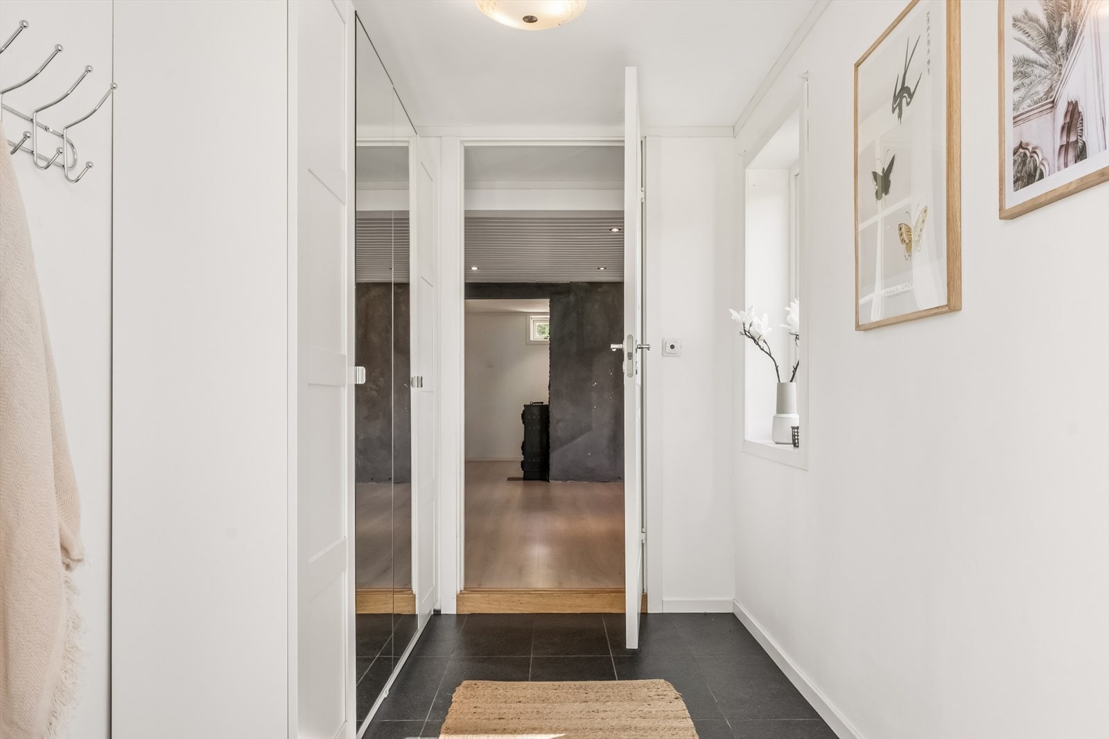 Entré i kjelleren med flislagt gulv og gulvvarme. Galleribilde