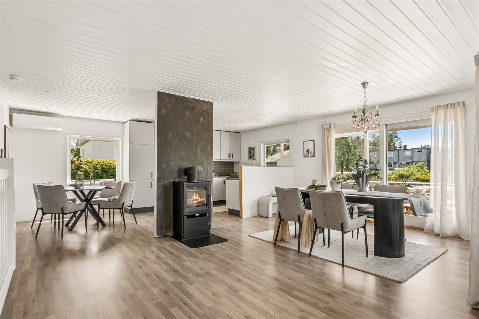 Romslig stue og spisestue med plass til både sofagruppe og langbord. Galleribilde